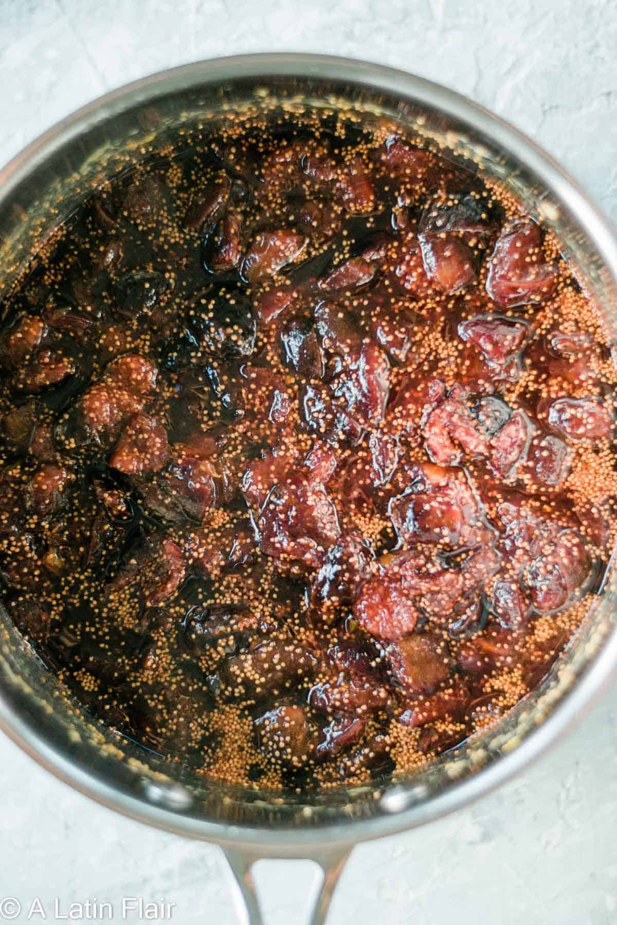 fig-preserves-cooking-in-saucepan