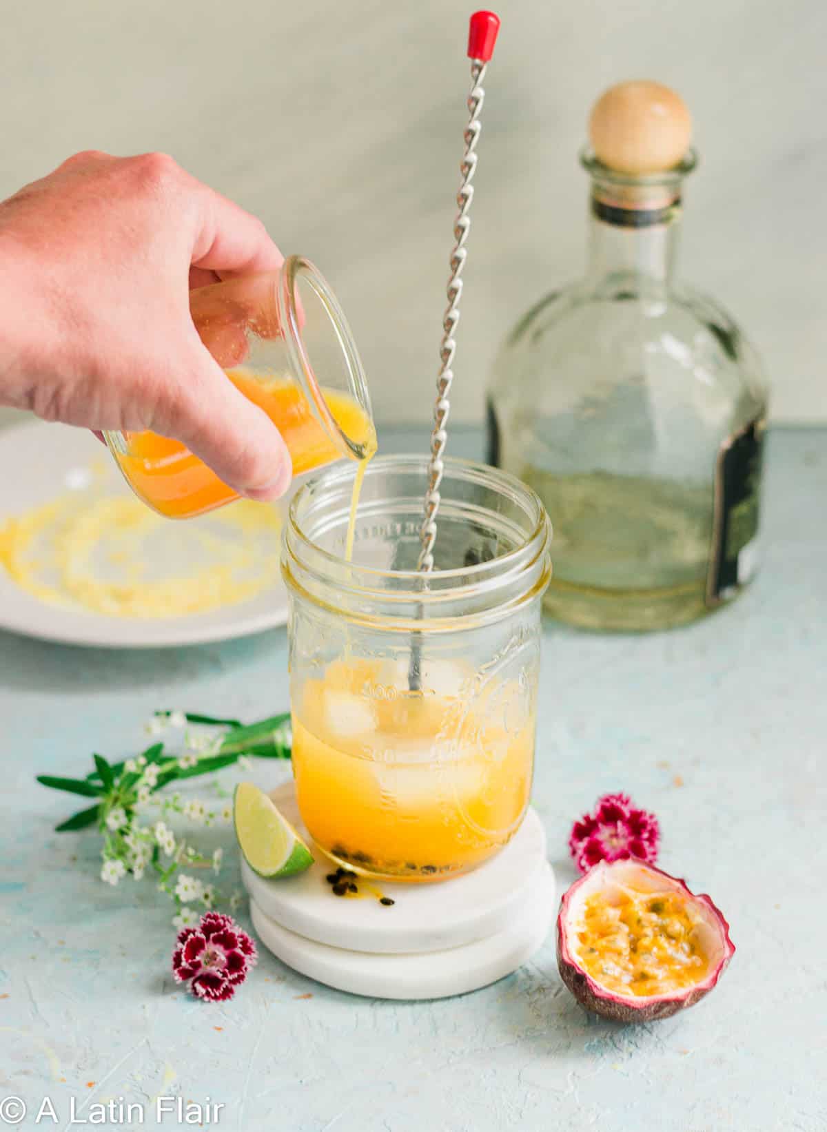 Skinny-passion-Fruit-Margarita-Cocktail-preparation 