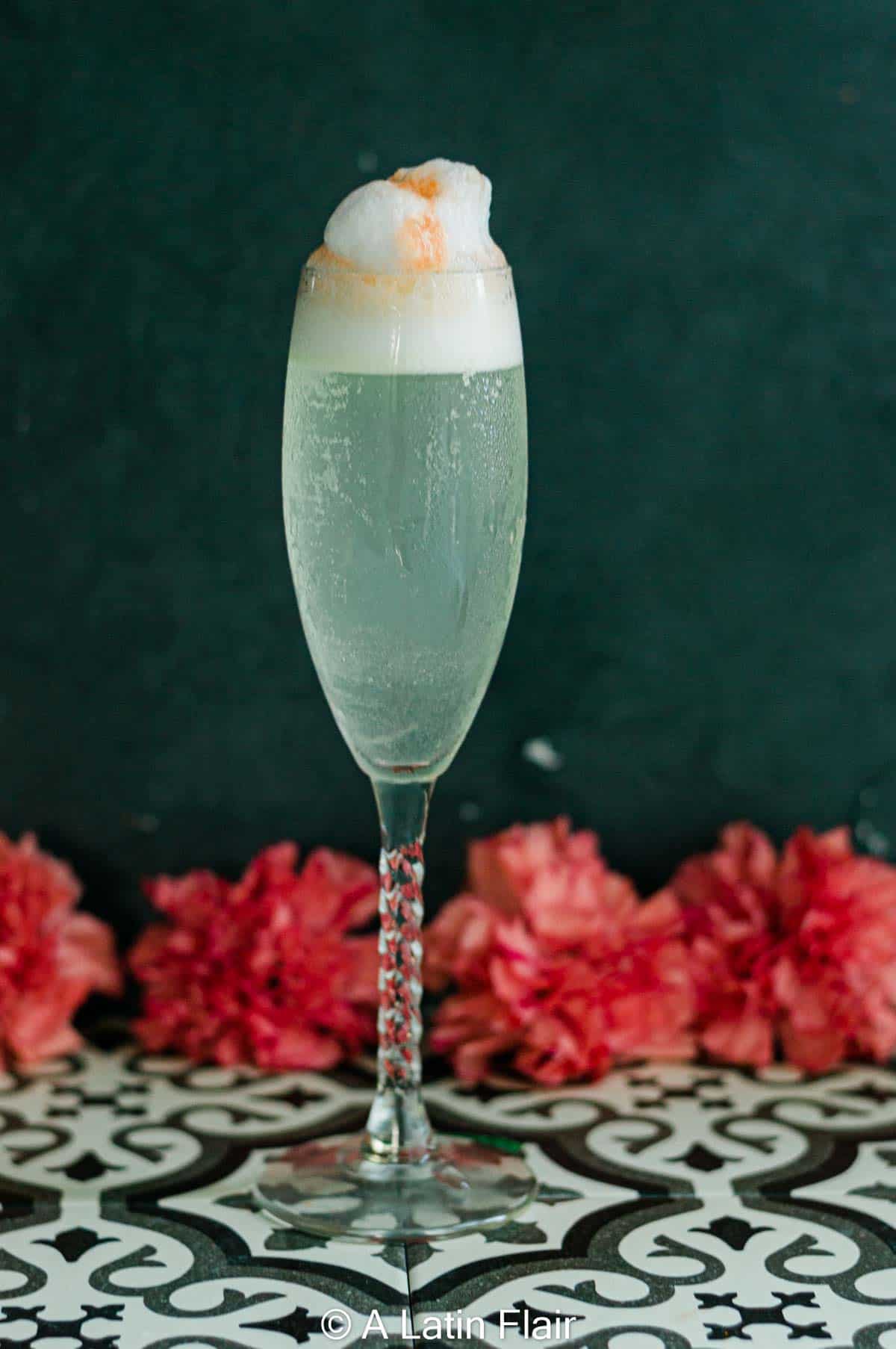 Pisco-Sour-Peruvian-Cocktail-recipe-in-flute-glass