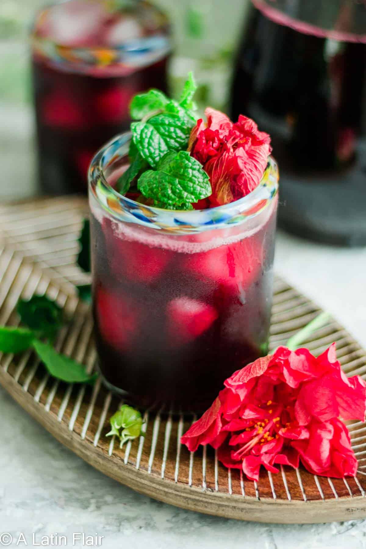 Agua- de-Jamaica-Hibiscus-Iced-Tea-in-glass-on-wooden-base